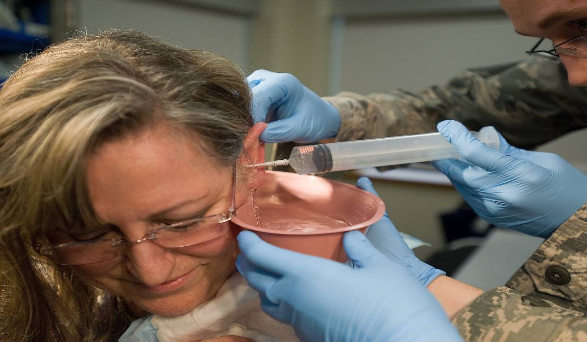 آموزش تصویری شستشوی گوش در منزل با سرنگ