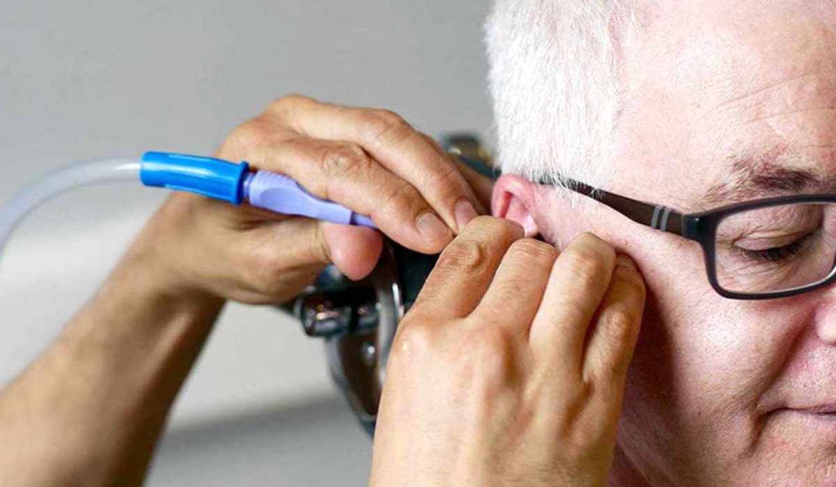 شستشوی جرم گوش با دستگاه ساکشن