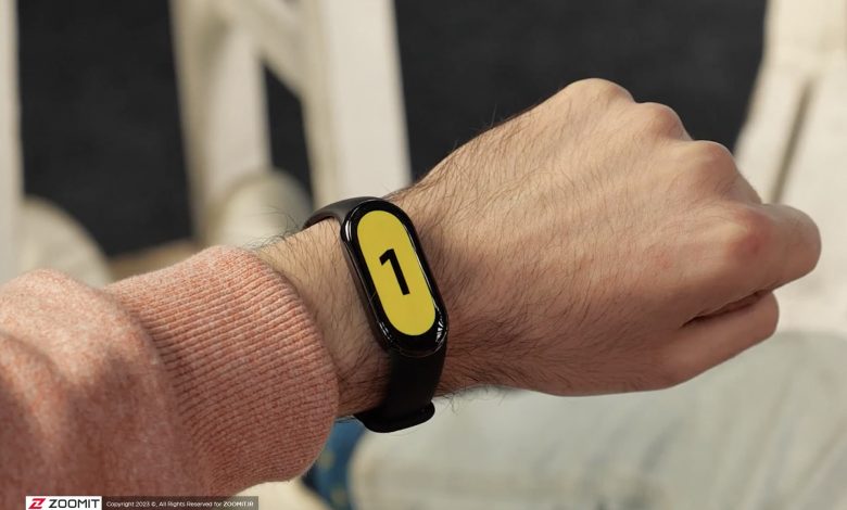 شیائومی اسمارت بند ۸ در دست چپ