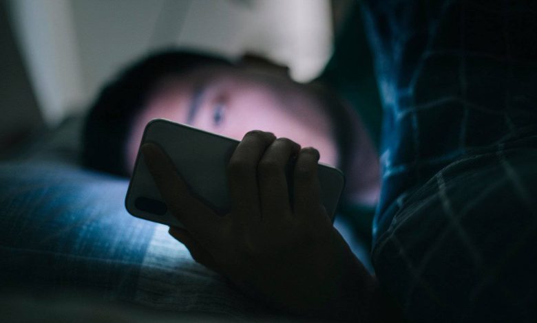 نور آبی ممکن است علت بیدار ماندن شما در شب نباشد