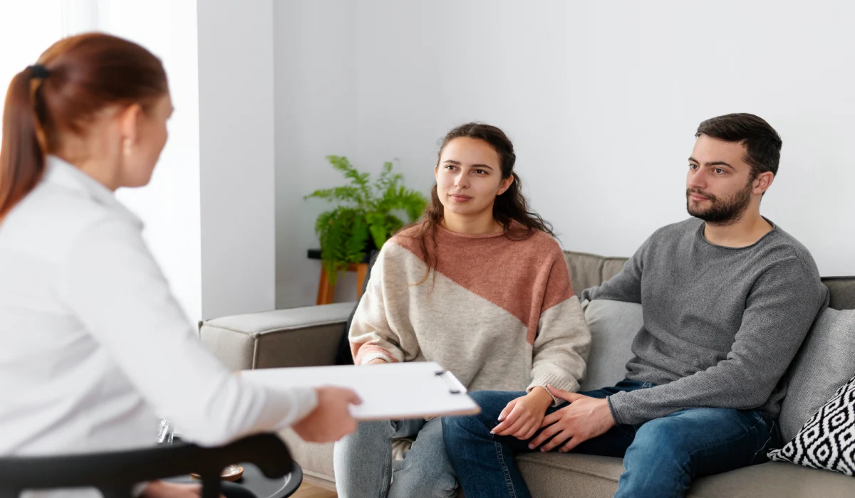 تخصص روانشناسی چیست و دکتر روانشناس کیست؟ انواع روانشناسی_مستطیل زرد 2 مشاور روانشناسی
