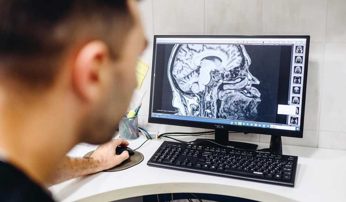 تخصص گوش و حلق و بینی چیست و دکتر گوش کیست؟_مستطیل زرد 14 فوق تخصص گوش و حلق و بینی