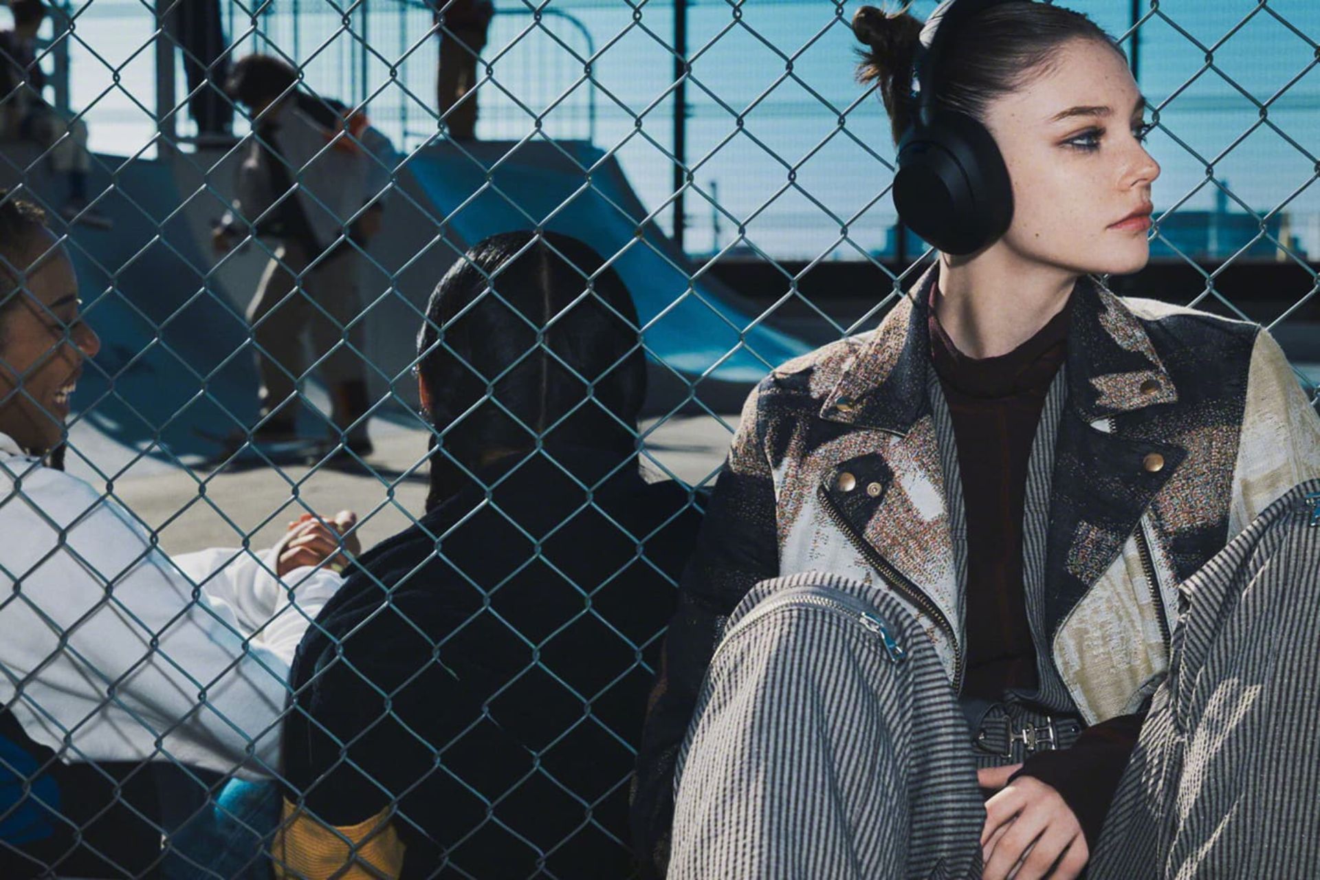 دختر جوان با هدفون ULT سونی