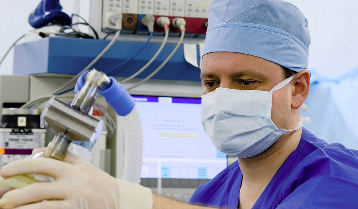 دکتر هوشبری کیست