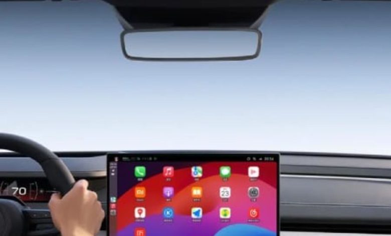 نیمی از خریداران ماشین شیائومی، کاربر اپل هستند_مستطیل زرد 1 نمایشگر مرکزی خودرو شیائومیSU7 درحال اجرای اپل کار پلی