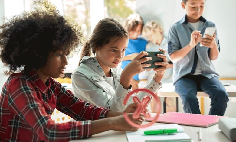 پنج دلیل برای اینکه کودکان تا پیش از کلاس هشتم نباید گوشی هوشمند داشته باشند