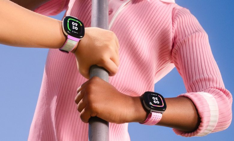 ساعت هوشمند گوگل فیت‌بیت ایس در دستان دو شخص درحال گرفتن میله