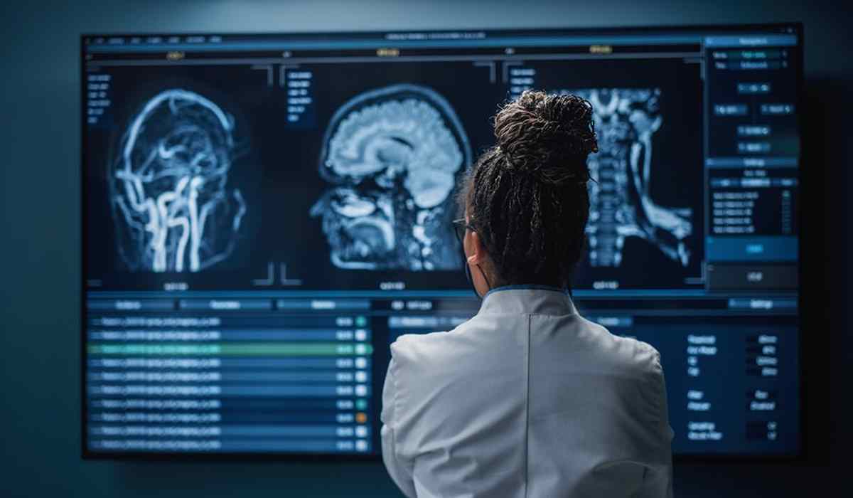 ام آر آی (mri) چیست و برای تشخیص چه بیماریهایی کاربرد دارد؟_مستطیل زرد 22 دکتر رادیولوژی برای ام ار ای