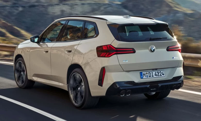 نمای سه‌چهارم عقب خودرو BMW X3 M50 xdrive