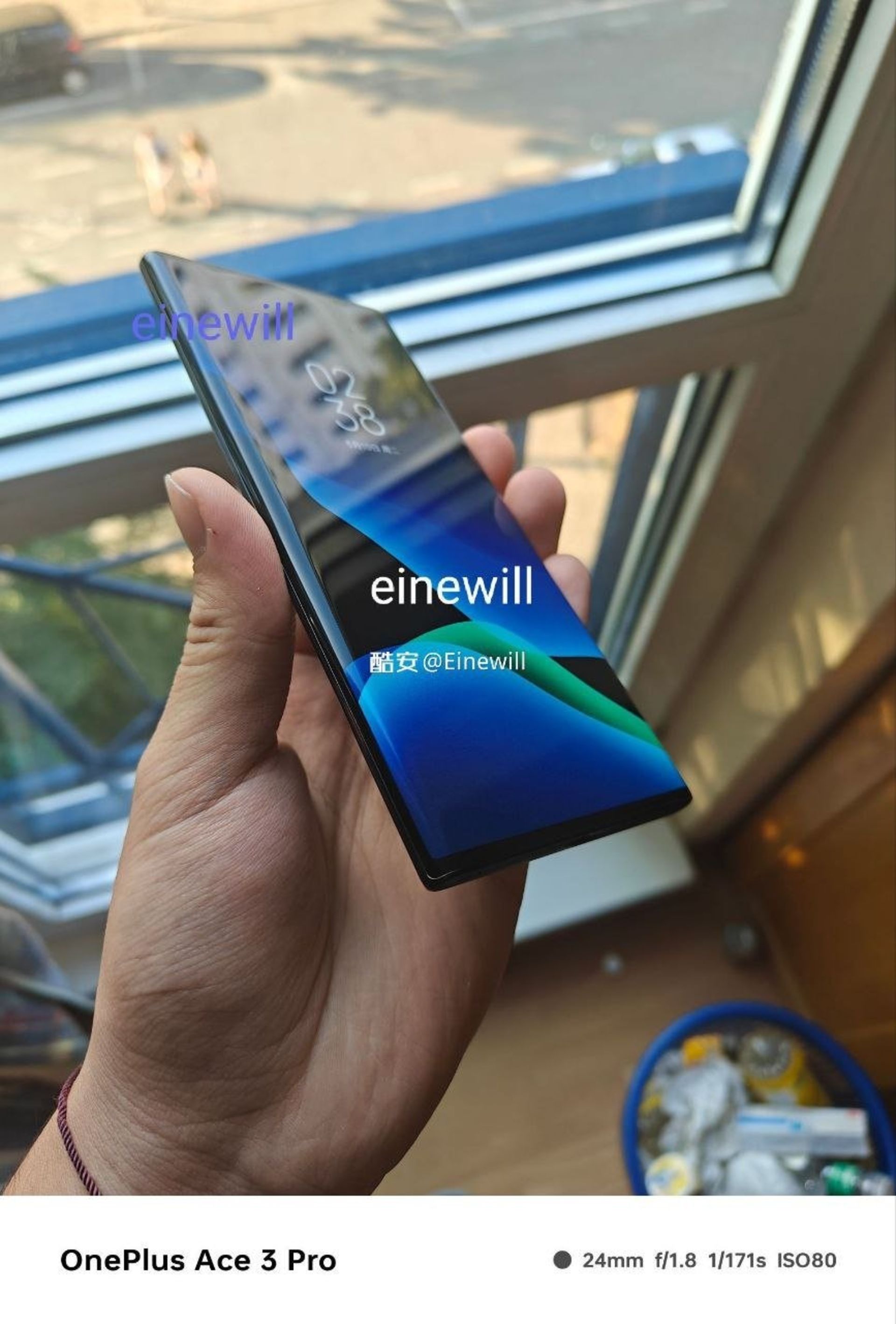 نمای جلو گوشی هوشمند شیائومی وانگ‌شو در دستان یک کاربر