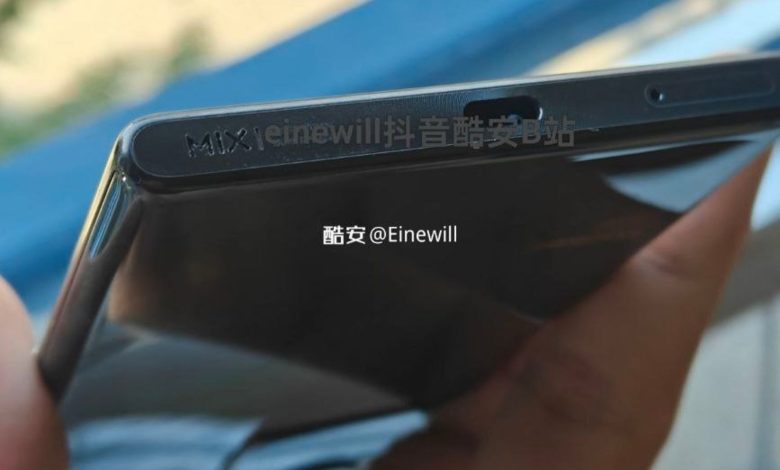 فریم پایینی گوشی هوشمند شیائومی وانگ‌شو در دستان یک کاربر