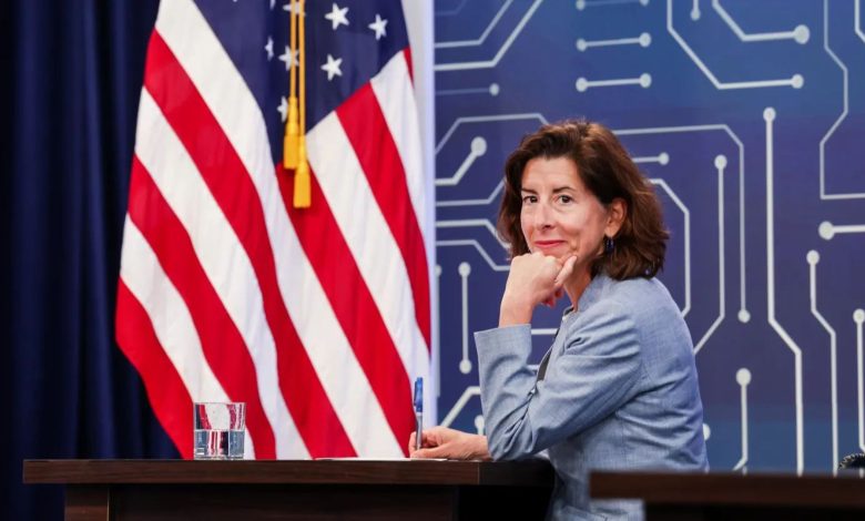 دولت آمریکا انویدیا و اپل را به منفعت گیری از کارخانههای اینتل برای تشکیل تراشه ملزم میکند_مستطیل زرد 1 جینا ریموندو وزیر بازرگانی آمریکا درکنار پرچم این کشور