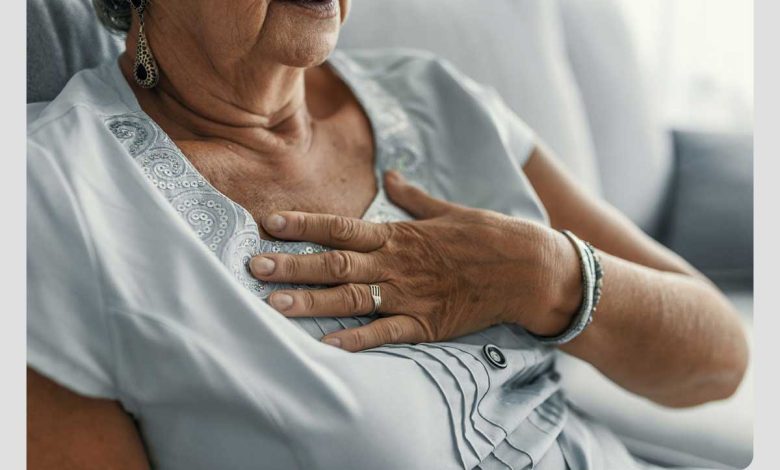 سرفه خشک، از علائم زخم مری در بانویی میانسال