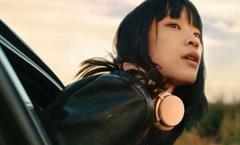 هدفون H100 بنگ اند اولافسن روی گوش دختر جوان