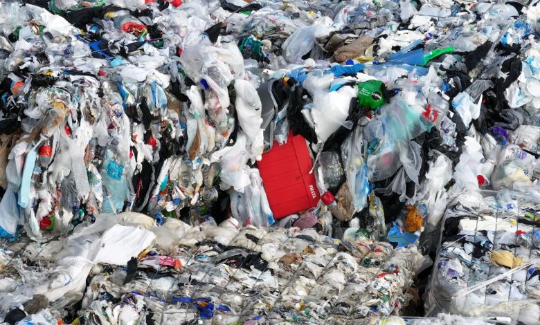 زباله‌های پلاستیکی انباشته شده روی هم از نمای بالا