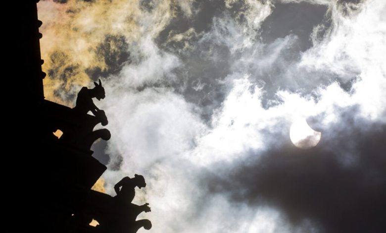 خورشیدگرفتگی جزئی در برابر مجسمه‌های کلیسای نوتردام