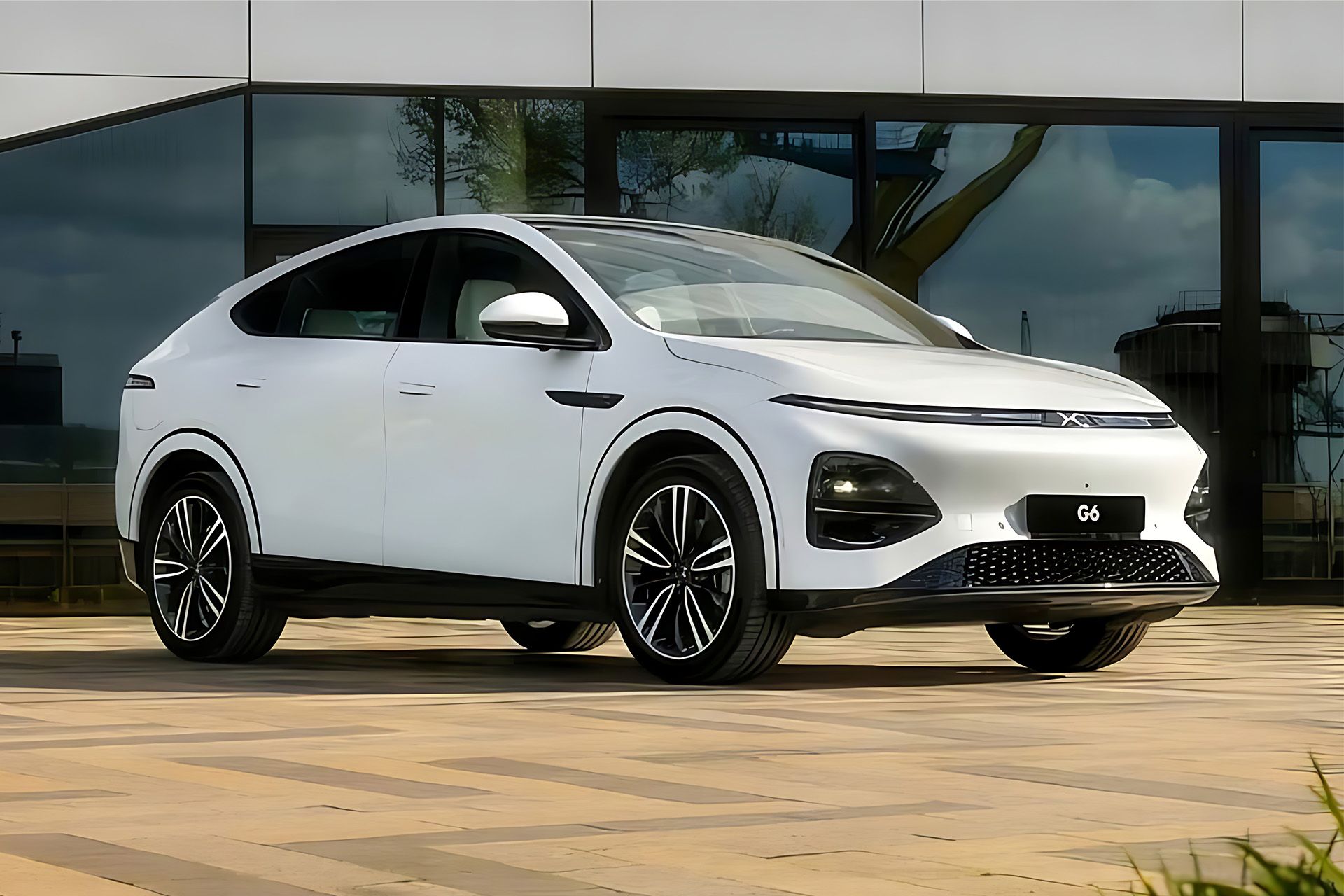 نمای سه چهارم جلو شاسی بلند برقی XPeng G6
