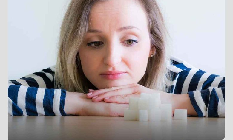 دختر جوان در حال تصمیم‌گیری برای انتخاب رژیم بدون قند و شکر