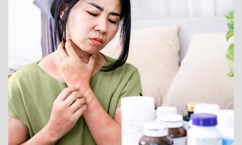 بازدید انواع داروهای ضد حساسیت و عوارض مصرف بیشتر از حد آنها_مستطیل زرد 15 فرد در حال مصرف داروهای ضد حساسیت برای درمان علائم آلرژی