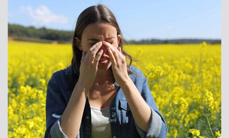 فرد مبتلا به آبریزش بینی و چشم به دلیل ابتلا به حساسیت فصلی تابستان