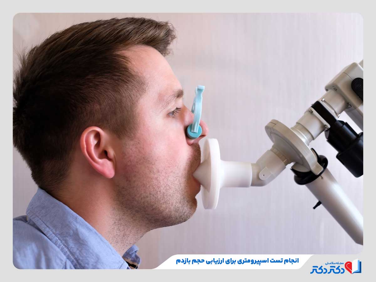 معارفه همه بیماری های ریه + راه حلهای پشگیری و درمان انواع آن_مستطیل زرد 22 فرد در حال انجام آزمایش اسپیرومتری برای تشخیص انواع بیماری ریوی