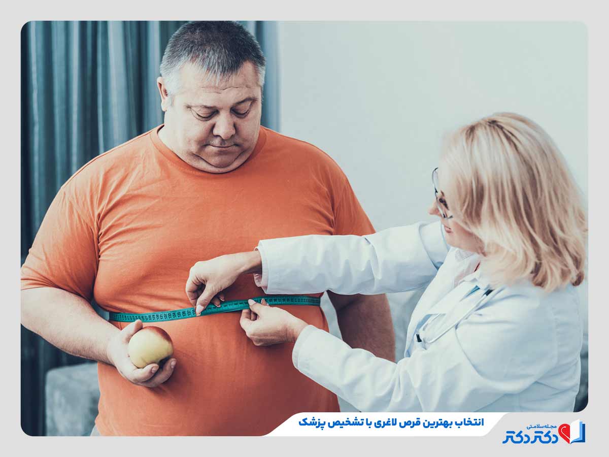 پزشک در حال معاینه فرد چاق برای تجویز بهترین قرص های لاغری