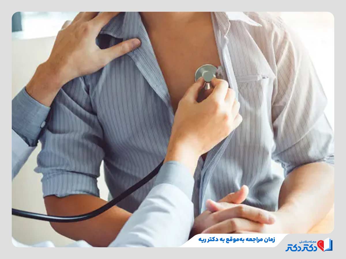 پزشک در حال شنیدن صدای ریه فرد مبتلا به تنگی نفس