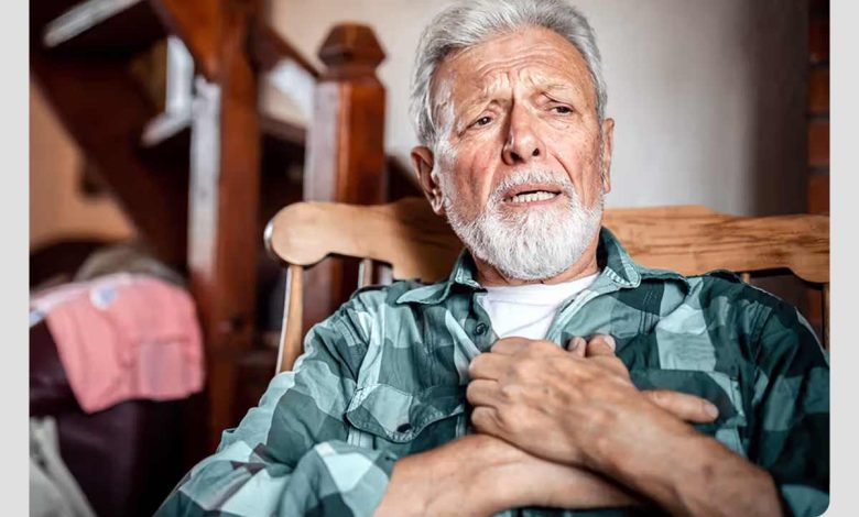 مرد دچار فشار در قفسه سینه به دلیل ابتلا به تنگی نفس