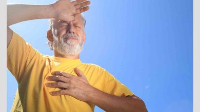 فرد مبتلا به کم آبی بدن در اثر آفتاب شدید