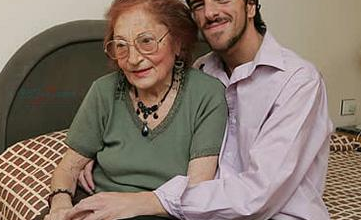 ازدواج پسر ۲۴ ساله با پیر زن ۸۲ ساله + عکس