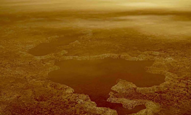 آیا اشکال ابتدایی حیات در دریاچه‌های تیتان پنهان‌اند؟ کاوشگر دراگون‌فلای می‌تواند پاسخ دهد