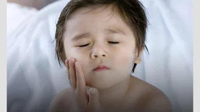 سیاهی زیر چشم در نتیجه خشکی و کم‌آبی پوست کودک