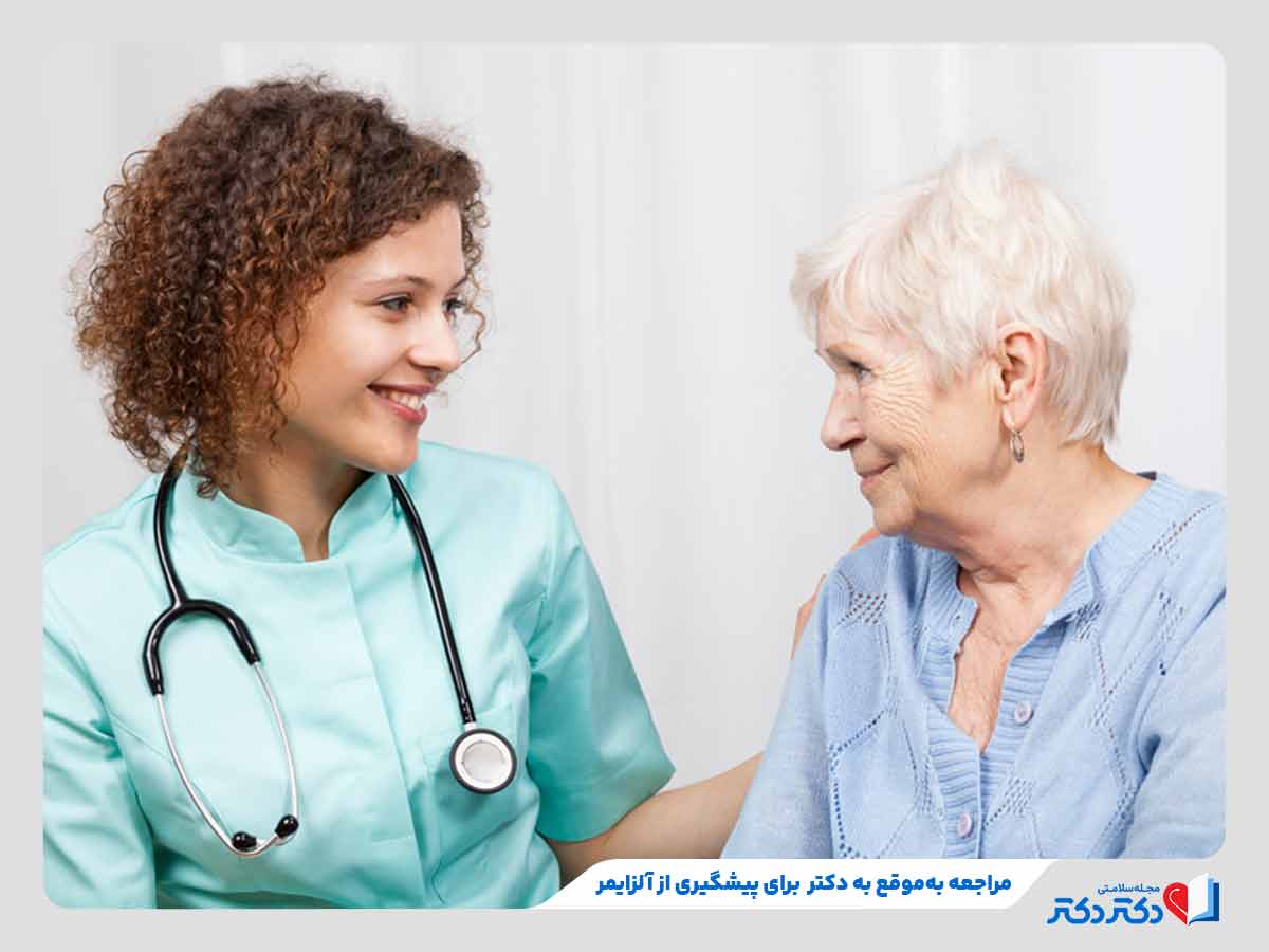 دکتر در حال معاینه بیمار برای تشخیص و درمان آلزایمر